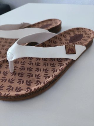 Sandalias blancas y marrones