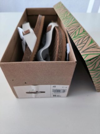 Sandalias blancas y marrones