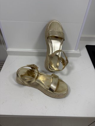 Sandalias doradas mujer cuña esparto.