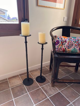 Candelabros negros de hierro forjado