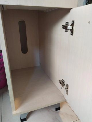 Escritorio de madera beige con estantería