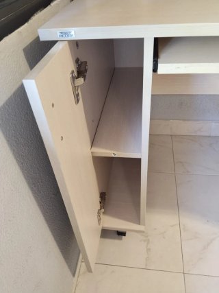 Escritorio de madera beige con estantería