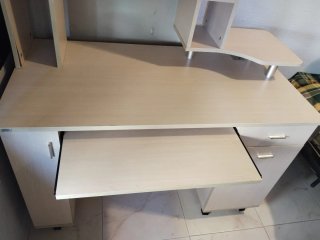 Escritorio de madera beige con estantería