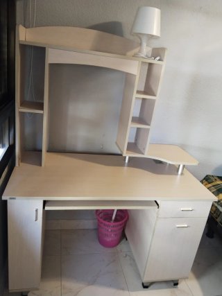 Escritorio de madera beige con estantería