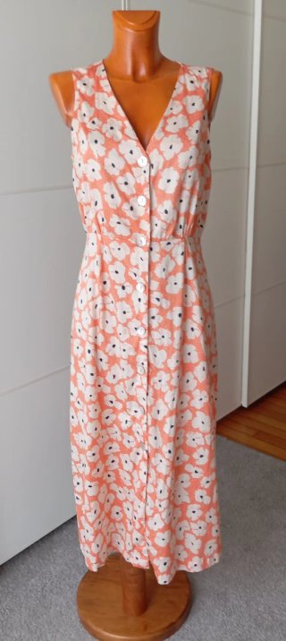 Vestido naranja con flores blancas. Oysho.