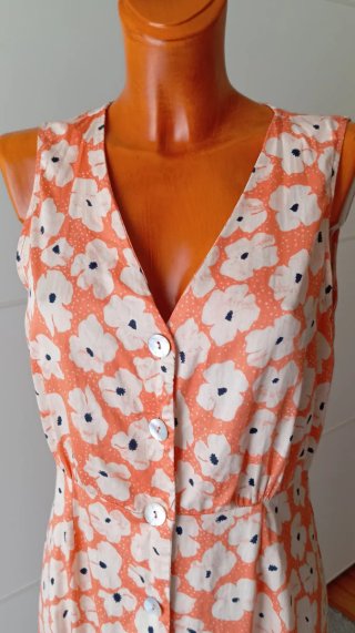 Vestido naranja con flores blancas. Oysho.