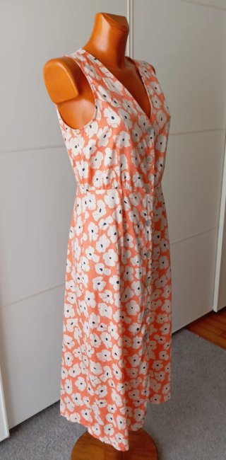 Vestido naranja con flores blancas. Oysho.