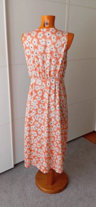 Vestido naranja con flores blancas. Oysho.