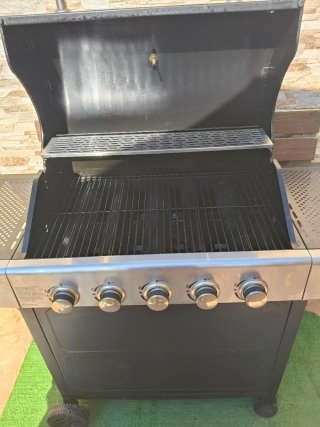 Barbacoa de gas negra y plateada