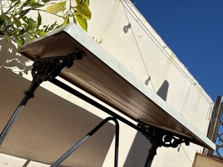 Tavolo da terrazzo in metallo e pietra