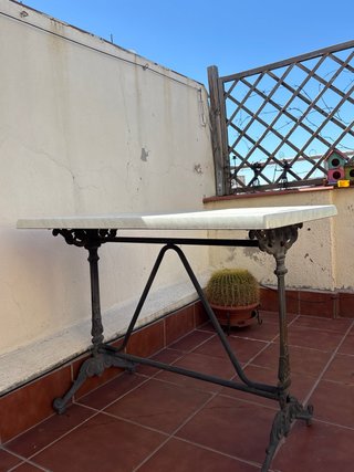 Tavolo da terrazzo in metallo e pietra