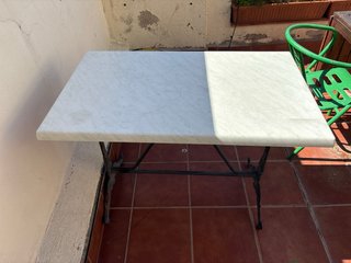 Tavolo da terrazzo in metallo e pietra
