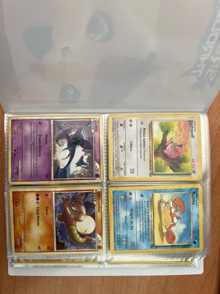 Álbum de cartas Pokémon viejas