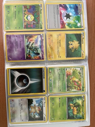 Álbum de cartas Pokémon viejas