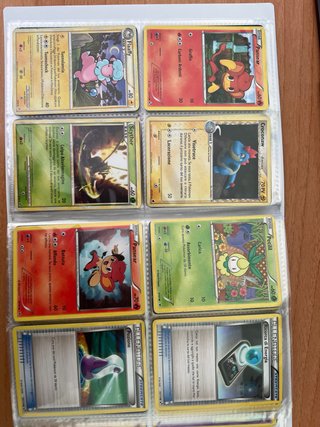 Álbum de cartas Pokémon viejas