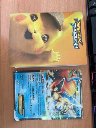 Álbum de cartas Pokémon viejas