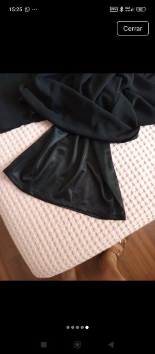 Mono negro de fiesta elegante