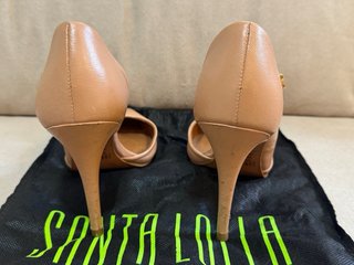 Zapatos de tacón piel beige Santa Lolla
