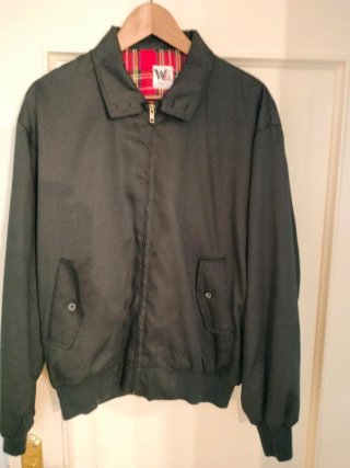 Chaqueta Warrior Negra con Forro Rojo Como nuevo