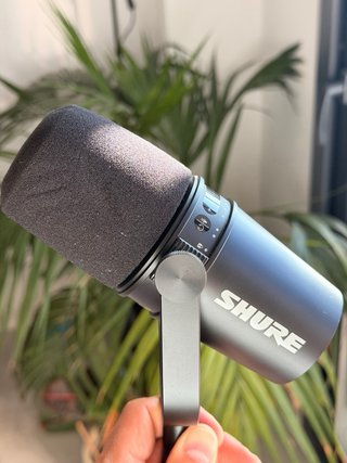 Shure MV7 Micrófono Podcast USB/XLR + Caja