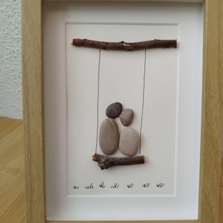 Cuadro artesanal pareja columpio piedras 20x15