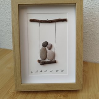 Cuadro artesanal pareja columpio piedras 20x15