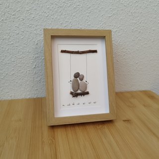 Cuadro artesanal pareja columpio piedras 20x15