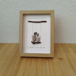 Cuadro artesanal pareja columpio piedras 20x15