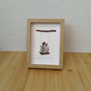 Cuadro artesanal pareja columpio piedras 20x15