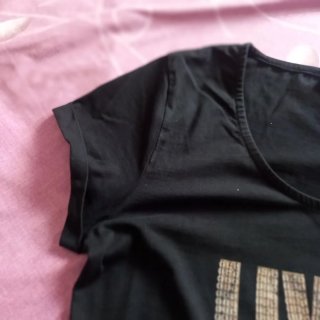 Camiseta negra con letras beige con lentejuelas