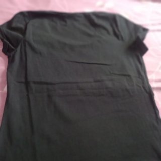 Camiseta negra con letras beige con lentejuelas