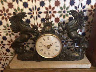 Reloj de sobremesa con caballos
