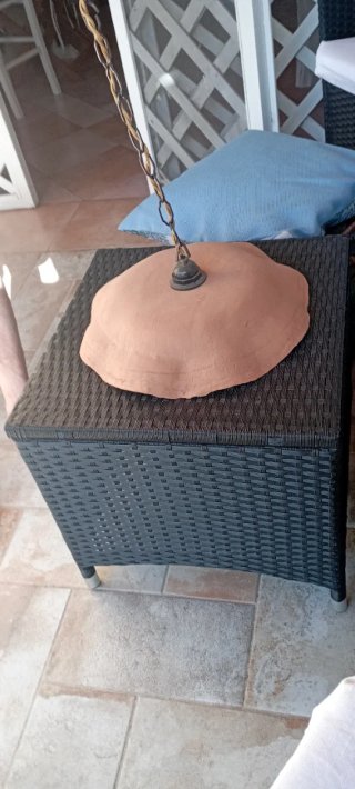 Lampadario in terracotta e metallo