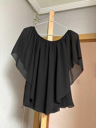 Camisola negra con volantes