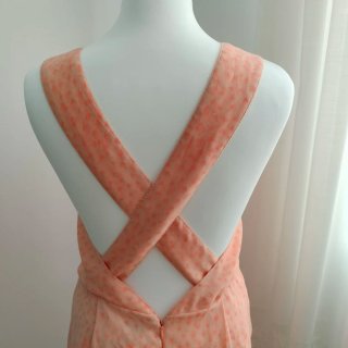Vestido Hoss Intropia entre naranja pastel y rosa.