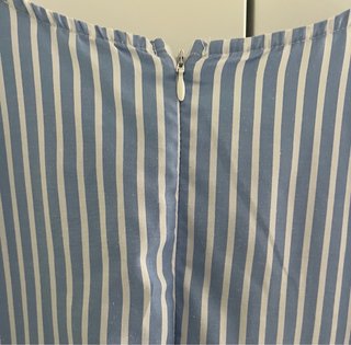 Vestido às riscas azul e branco com bordado