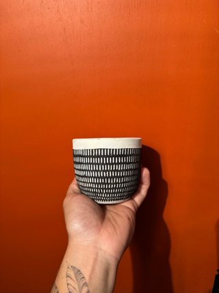 Maceta cerámica diseño rayas blanco y negro