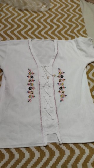 Blusa de verano bordada
