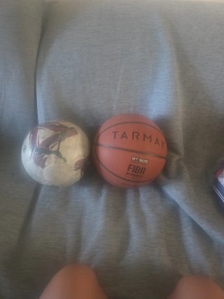 Palloni da basket e calcio in vendita insieme