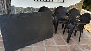 6 Sillas de Plástico Apilables Marrones  y mesa