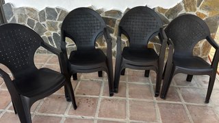 6 Sillas de Plástico Apilables Marrones  y mesa