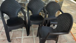 6 Sillas de Plástico Apilables Marrones  y mesa