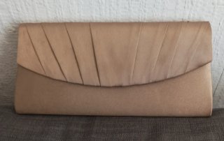 Zapatos de tacón MENBUR beige y oro + 2 bolsos