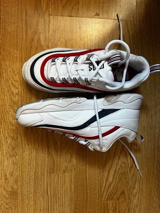 Zapatillas deportivas Fila blancas y rojas