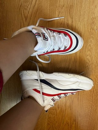Zapatillas deportivas Fila blancas y rojas