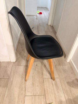 Urge por mudanza Sillas Negras Plástico y Madera
