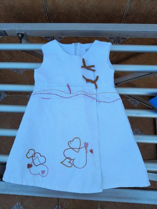 Vestido blanco niña con corazones