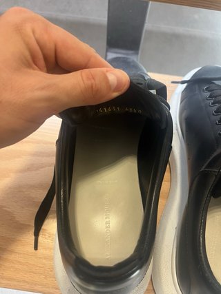 Sneakers Alexander McQueen nere con suola bianca