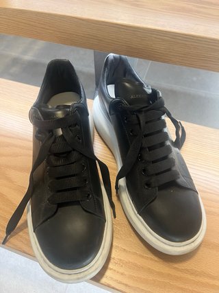 Sneakers Alexander McQueen nere con suola bianca