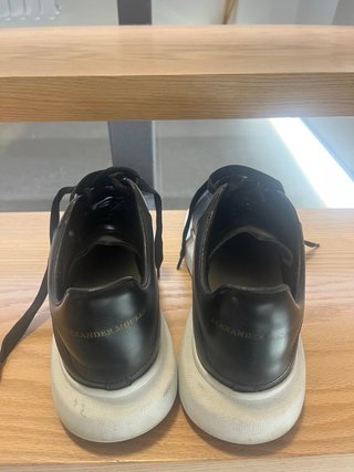 Sneakers Alexander McQueen nere con suola bianca
